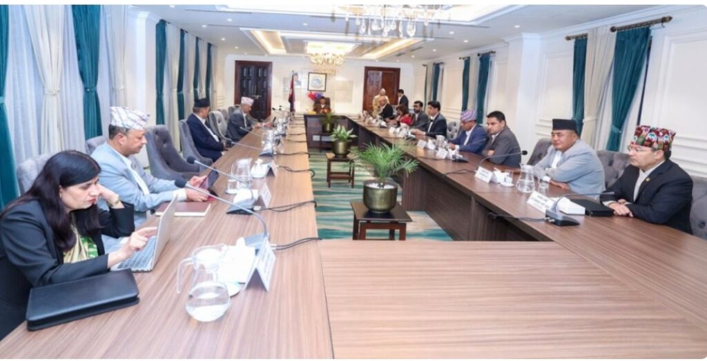 19 लोगों की मौत के बाद सरकार ने सोशल मीडिया बैन का फैसला वापस लिया