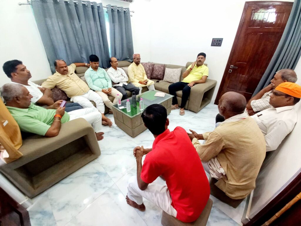 सोनौली: देर रात तक जनसेवा में जुटे रहे विधायक, सुबह से ही नागरिकों से मुलाक़ात का सिलसिला जारी