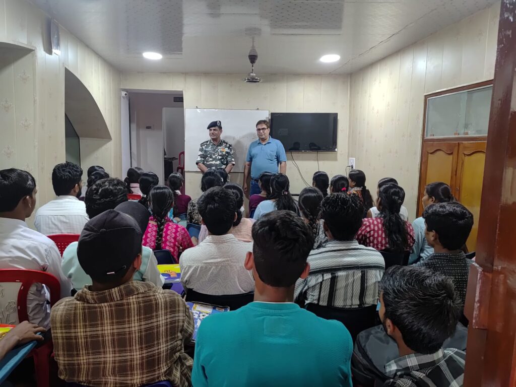 सीआईटी कंप्यूटर वर्ल्ड के छात्रों को कमांडेंट ने प्रतियोगी परीक्षाओं के लिए किया प्रेरित