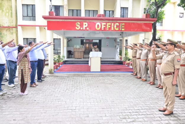 रन फॉर यूनिटी” में गूंजे देशभक्ति के नारे, पुलिस अधीक्षक के नेतृत्व में दौड़ी महाराजगंज पुलिस