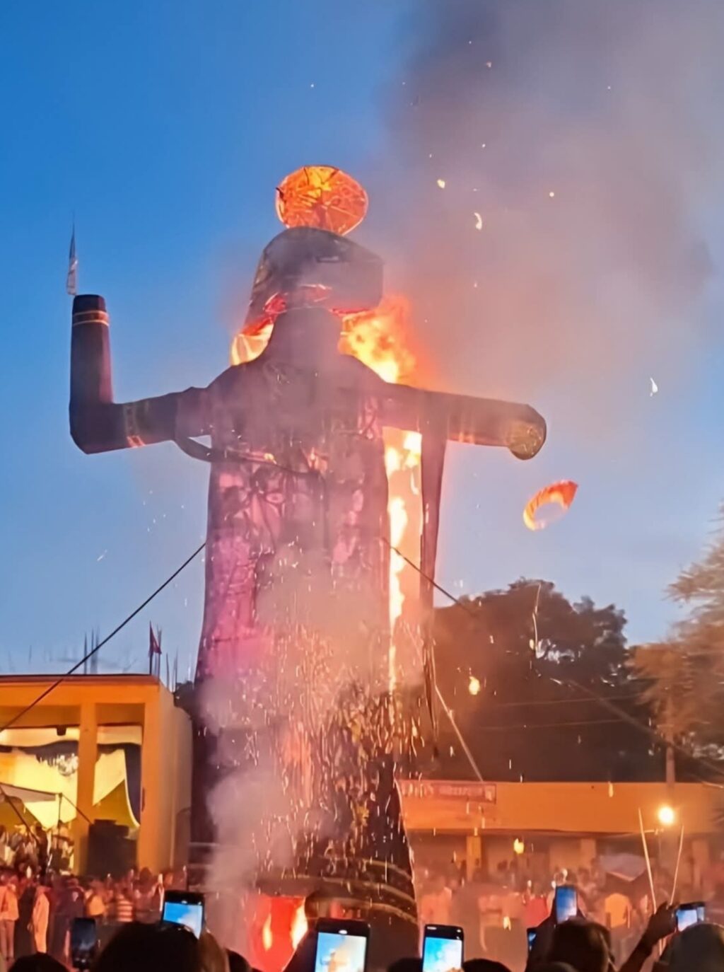 नौतनवा कस्बे में धमाको के बीच जलाया गया रावण, मनाया गया दशहरा