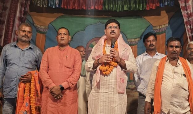 श्रीरामलीला मंचन का विधायक ऋषि त्रिपाठी ने किया उद्घाटन, ग्रामीणों से बोले – राम हमारे आदर्श