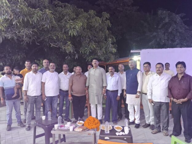 दीपों की रौशनी में गूंजी विकास की बात: नौतनवा में दीपावली की शाम पर विधायक ऋषि त्रिपाठी ने बांटी खुशियां