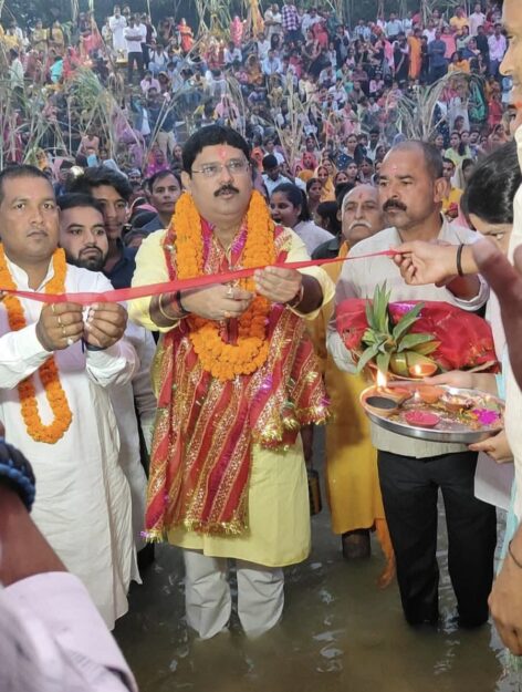 नौतनवा विधायक ऋषि त्रिपाठी ने छठ घाटों पर की पूजा-अर्चना,लोककल्याण की कामना