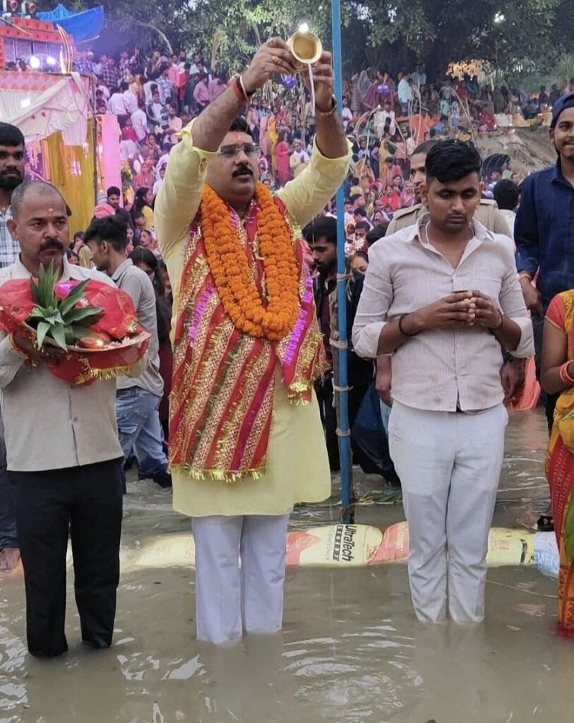नौतनवा विधायक ऋषि त्रिपाठी ने छठ घाटों पर की पूजा-अर्चना,लोककल्याण की कामना