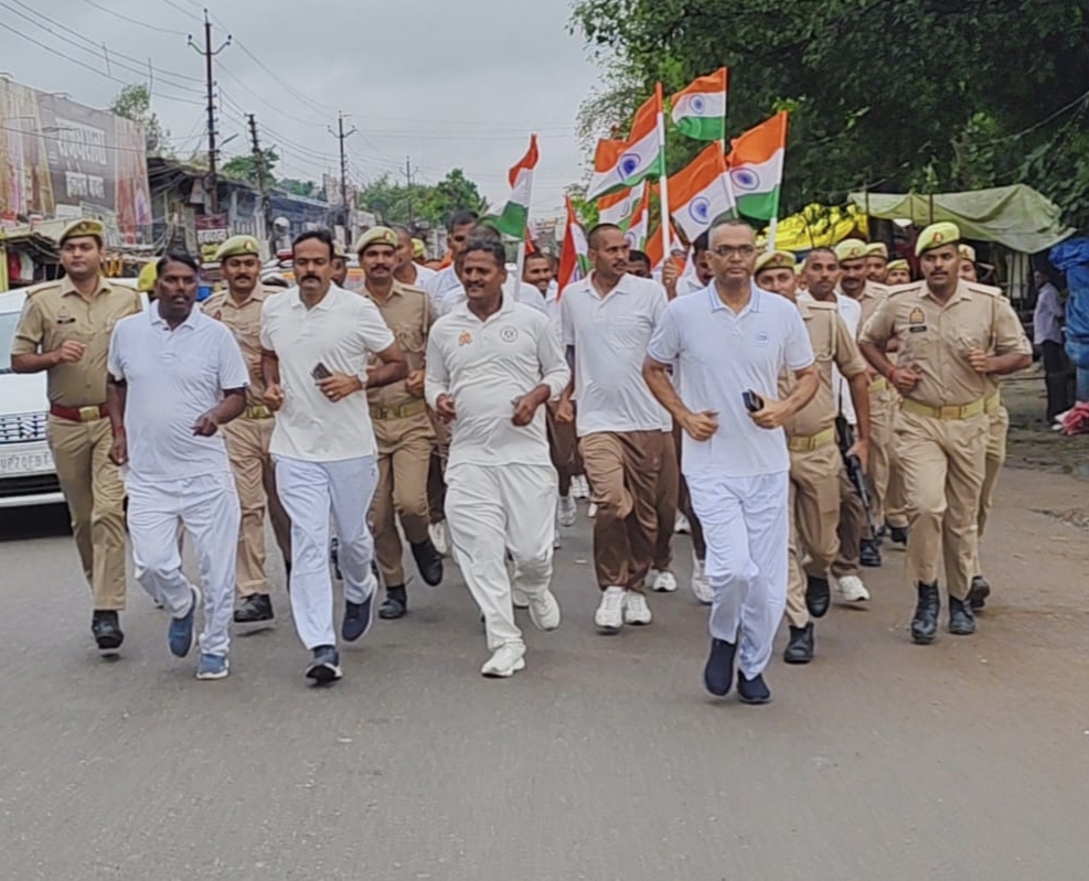 रन फॉर यूनिटी” में गूंजे देशभक्ति के नारे, पुलिस अधीक्षक के नेतृत्व में दौड़ी महाराजगंज पुलिस