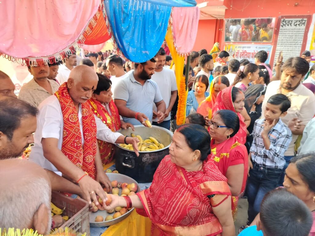 माँ बनैलिया के दरबार में चेयरमैन ने टेका माथा, भक्तों में किया फलाहार वितरण