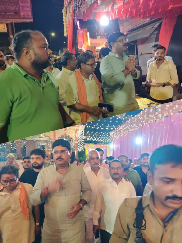 रिमझिम बारिश में विधायक ऋषि त्रिपाठी पहुंचे सोनौली, मां दुर्गा के किए दर्शन