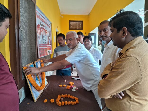 गांधी जयंती पर नौतनवा में पालिका अध्यक्ष बृजेश मणि त्रिपाठी ने किया ध्वजारोहण