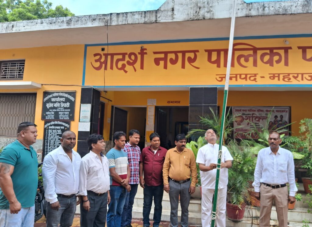 गांधी जयंती पर नौतनवा में पालिका अध्यक्ष बृजेश मणि त्रिपाठी ने किया ध्वजारोहण