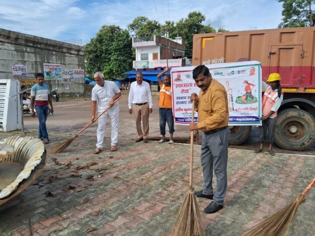 गांधी जयंती पर नौतनवा में पालिका अध्यक्ष बृजेश मणि त्रिपाठी ने किया ध्वजारोहण