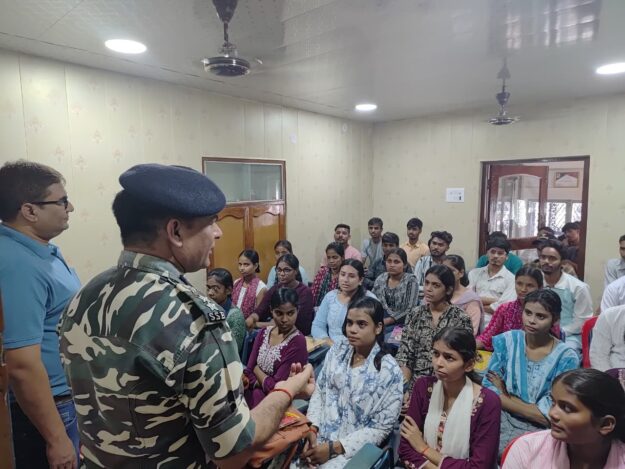 सीआईटी कंप्यूटर वर्ल्ड के छात्रों को कमांडेंट ने प्रतियोगी परीक्षाओं के लिए किया प्रेरित