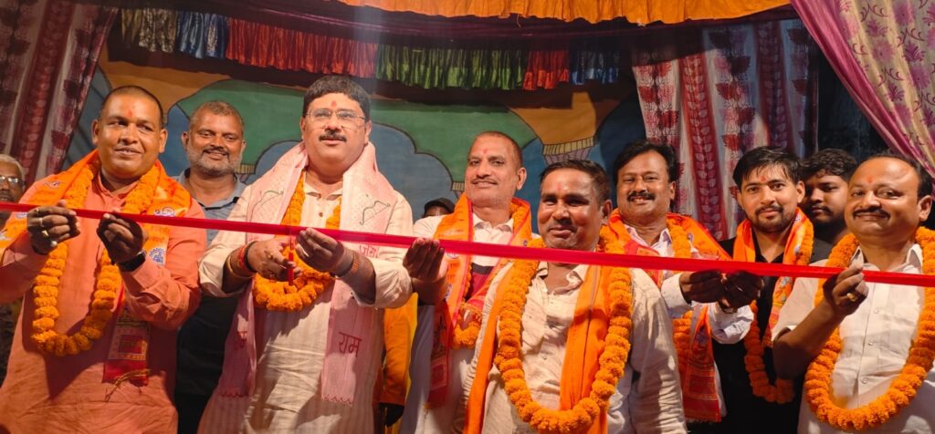 श्रीरामलीला मंचन का विधायक ऋषि त्रिपाठी ने किया उद्घाटन, ग्रामीणों से बोले – राम हमारे आदर्श