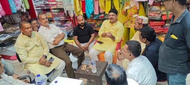 सोनौली: विधायक ऋषि त्रिपाठी का भव्य स्वागत, व्यापारियों से की नगर की समस्याओं पर चर्चा