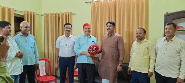 दीपों की रौशनी में सजी सौहार्द की मिसाल – अध्यक्ष हबीब खान ने विधायक को दी दीपावली की शुभकामनाएं"