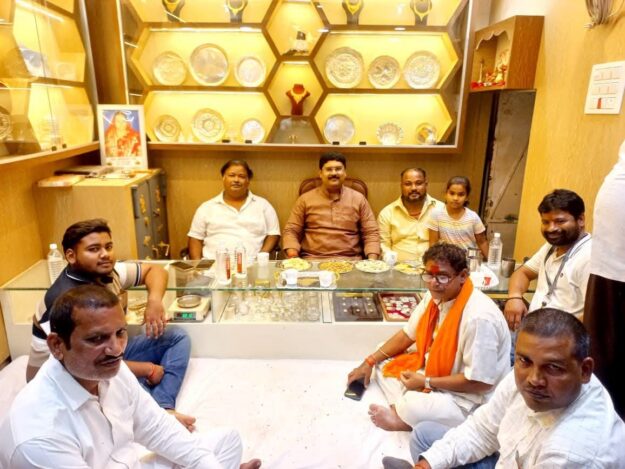 दीपोत्सव कार्यक्रम में शामिल हुए विधायक नौतनवा, सोनौली में भाजपा कार्यकर्ताओं से की मुलाकात