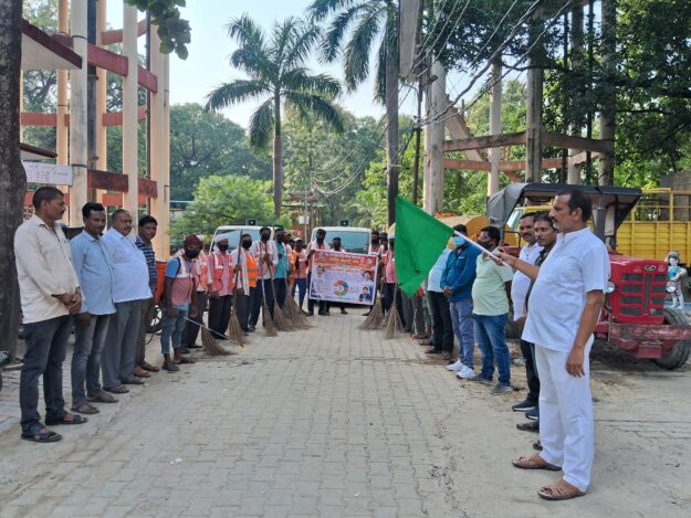 नौतनवा में दीपोत्सव से पहले चला विशेष सफाई अभियान, नगर स्वच्छता की खुशबू से महका
