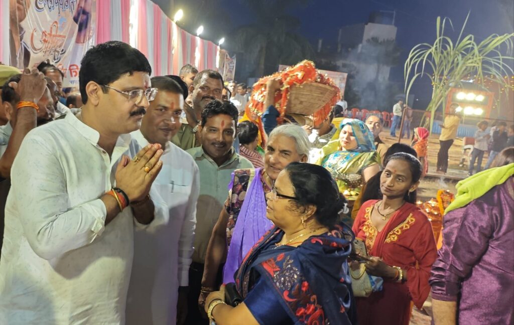 छठ घाटों पर विधायक और चेयरमैन ने ब्रती महिलाओं, श्रद्धालुओं का किया स्वागत