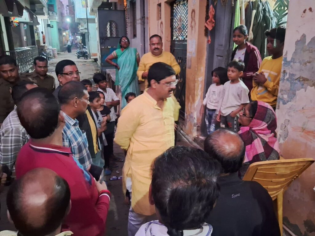 बालिका ने पूछा सवाल, विधायक ने दिया वादा, वार्ड की चंदा करेंगी सड़क-नाली का उद्घाटन