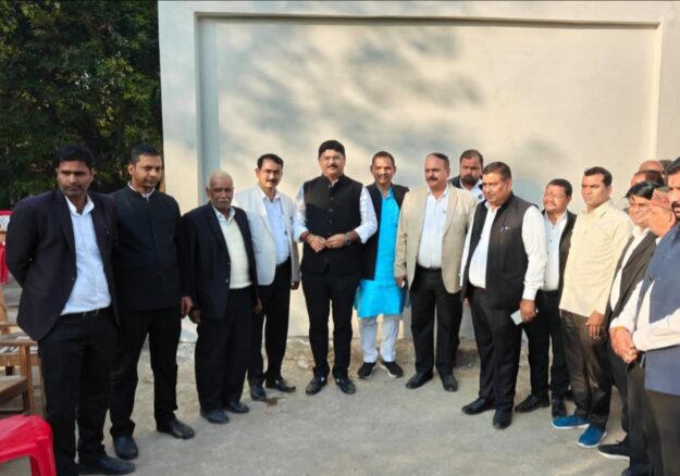 अधिवक्ता समाज का बौद्धिक स्तंभ — ऋषि त्रिपाठी, विधायक नौतनवा”