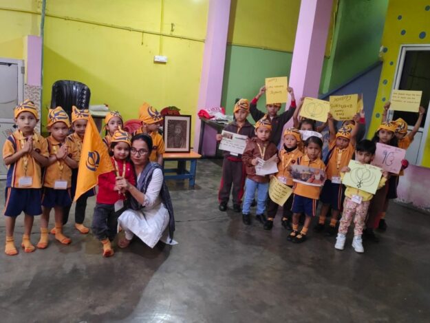 नौतनवा के बचपन स्कूल में धूमधाम से मनाई गई गुरुनानक जयंती