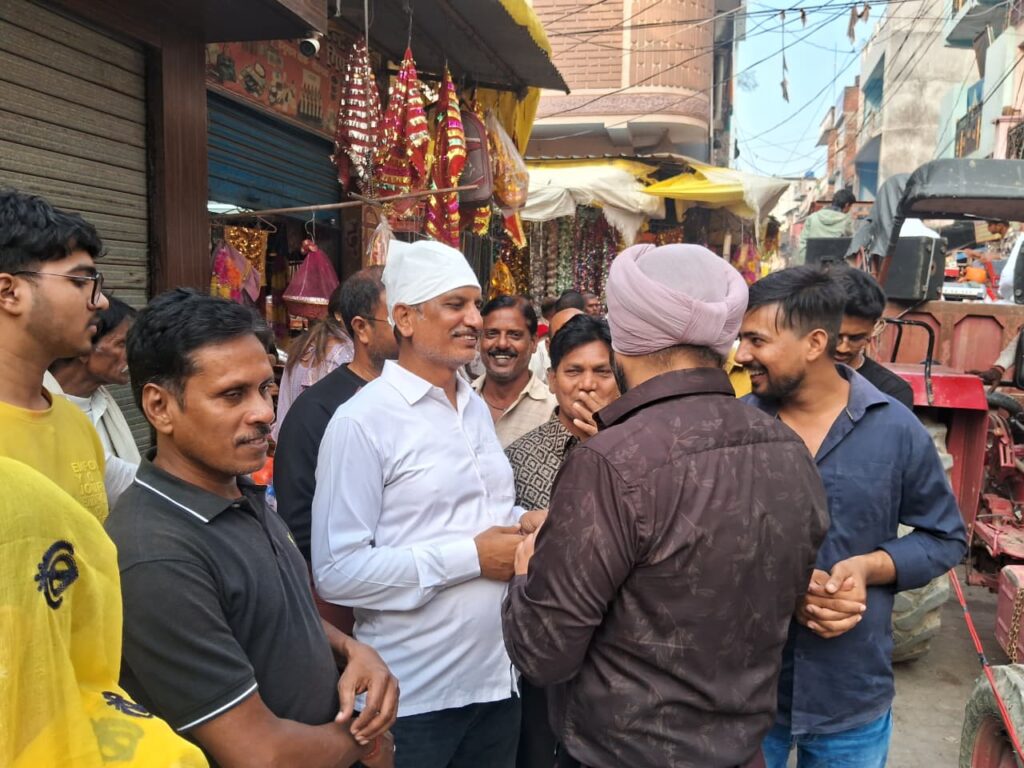 नौतनवा, गुरुनानक देव जी के प्रकाश पर्व पर अध्यक्ष बृजेश मणि ने झाड़ू लगाकर संगत की सेवा