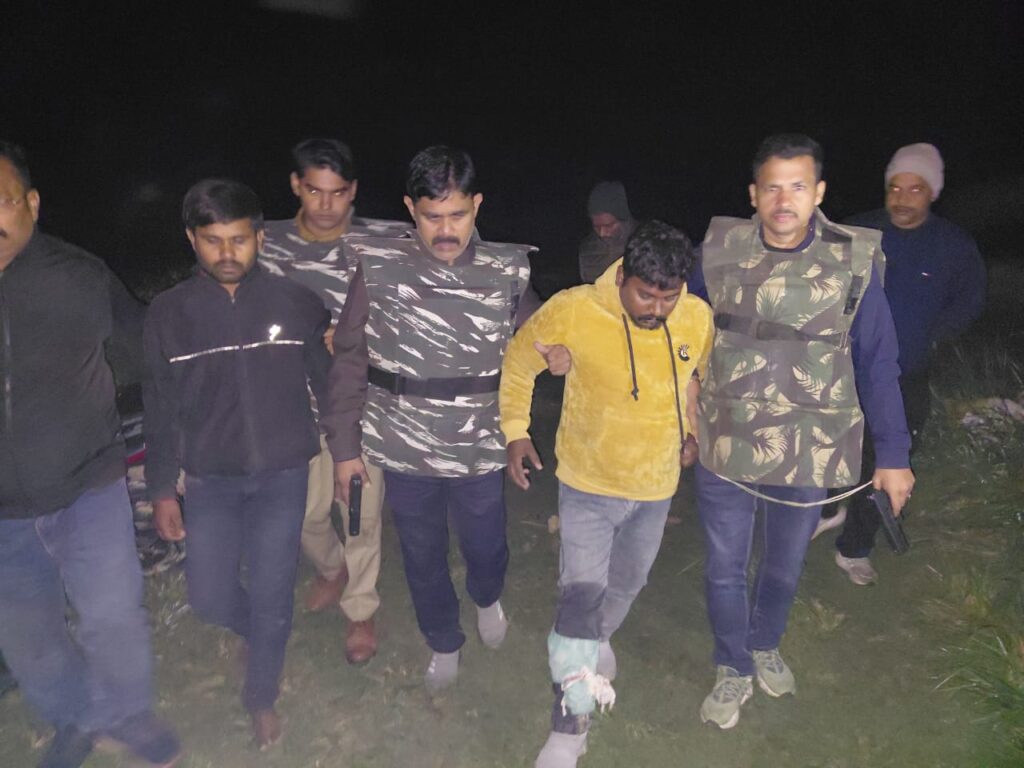 पुलिस मुठभेड़, दो वाहन चोर गिरफ्तार, एक पैर में गोली लगने से घायल