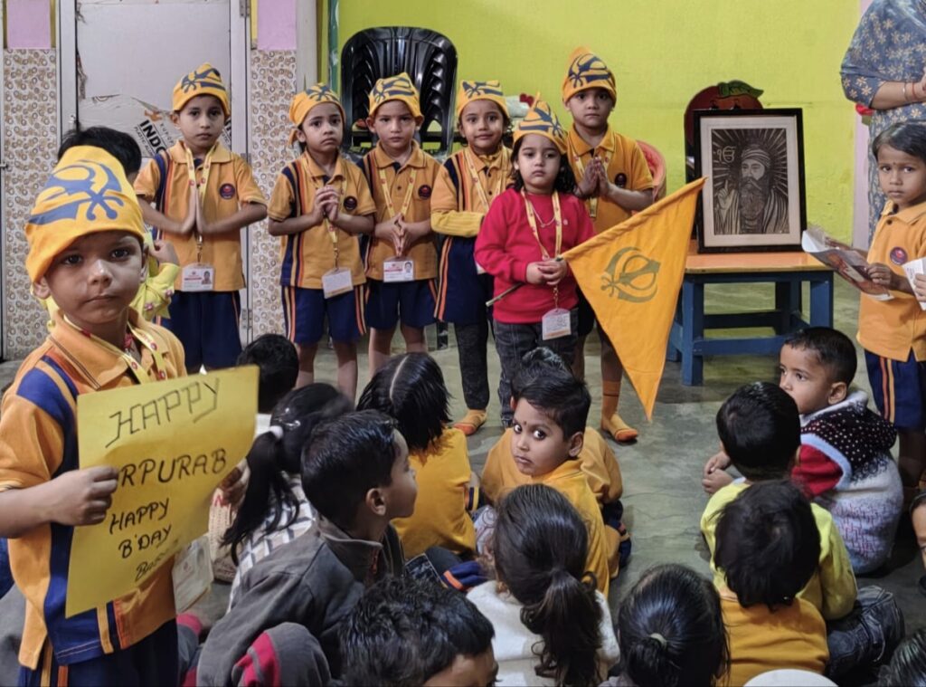 नौतनवा के बचपन स्कूल में धूमधाम से मनाई गई गुरुनानक जयंती