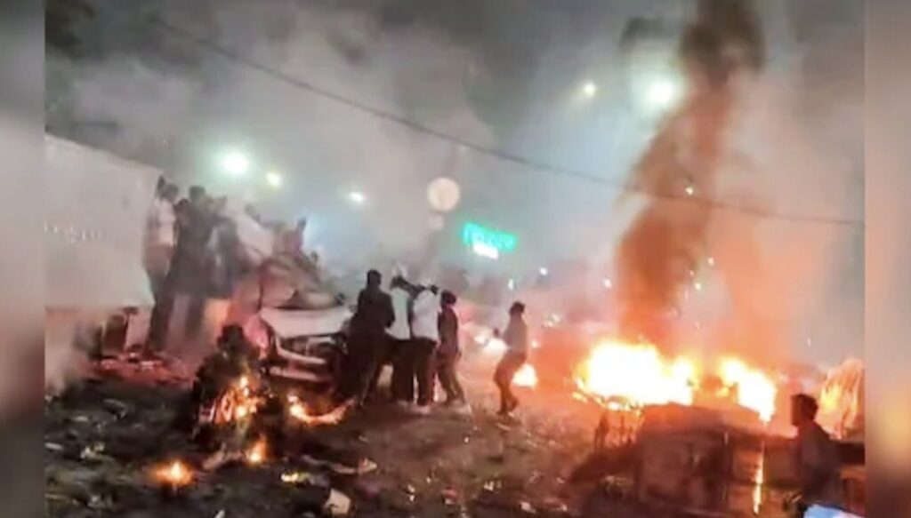 दिल्लीः लाल किला मेट्रो स्टेशन गेट-1 के पास कार में धमाका