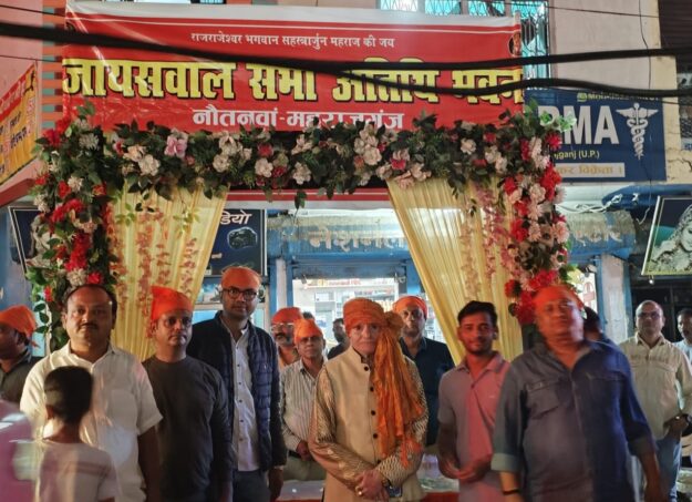 नौतनवा, गुरुनानक देव जी के प्रकाश पर्व पर अध्यक्ष बृजेश मणि ने झाड़ू लगाकर संगत की सेवा