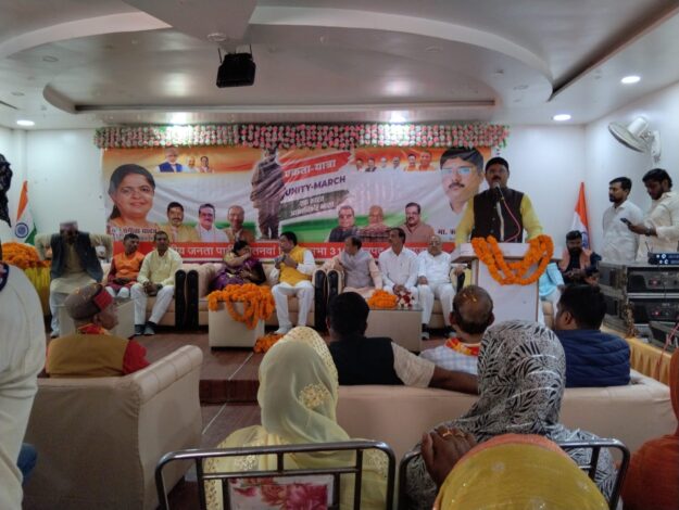 लौह पुरुष की 150वीं जयंती: नौतनवां में ऐतिहासिक एकता पदयात्रा संपन्न