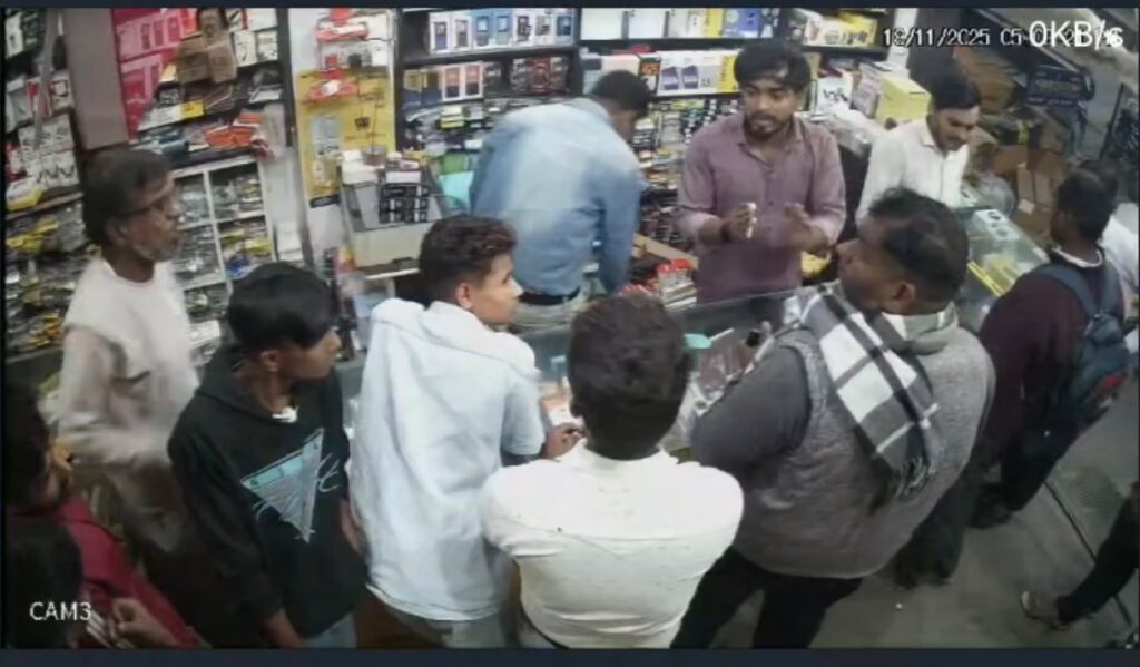 नौतनवा: मोबाइल कवर लगाने के विवाद में दुकानदार का सिर फटा, हालत गंभीर