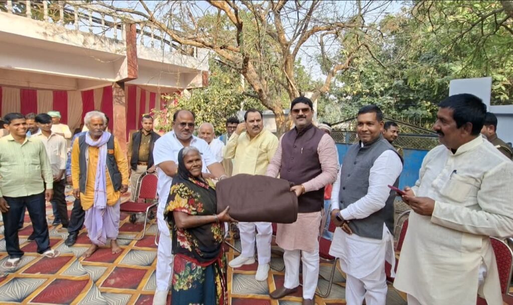 जरूरतमंदों की ठंड दूर करने पहुंचे विधायक ऋषि त्रिपाठी, बभनी में बांटे कंबल