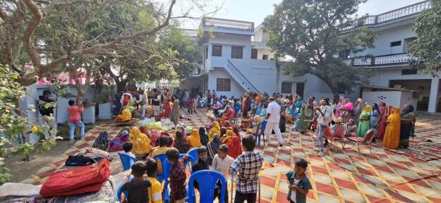 जरूरतमंदों की ठंड दूर करने पहुंचे विधायक ऋषि त्रिपाठी, बभनी में बांटे कंबल