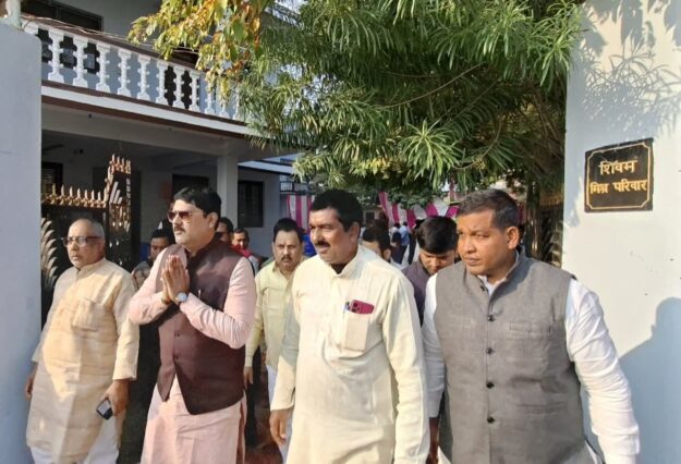 जरूरतमंदों की ठंड दूर करने पहुंचे विधायक ऋषि त्रिपाठी, बभनी में बांटे कंबल