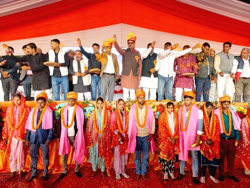 विधायक ऋषि त्रिपाठी की मौजूदगी में सम्पन्न हुआ सामूहिक विवाह