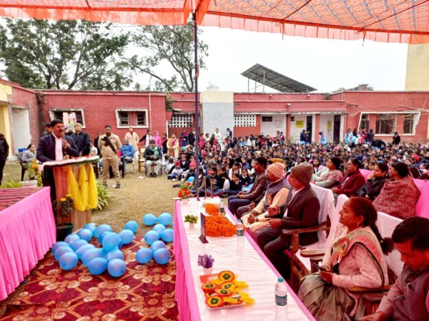 राजकीय बालिका इंटर कॉलेज नौतनवा: विधायक ने बढ़ाया छात्राओं का उत्साह, पुष्प वर्षा कर किया सम्मान