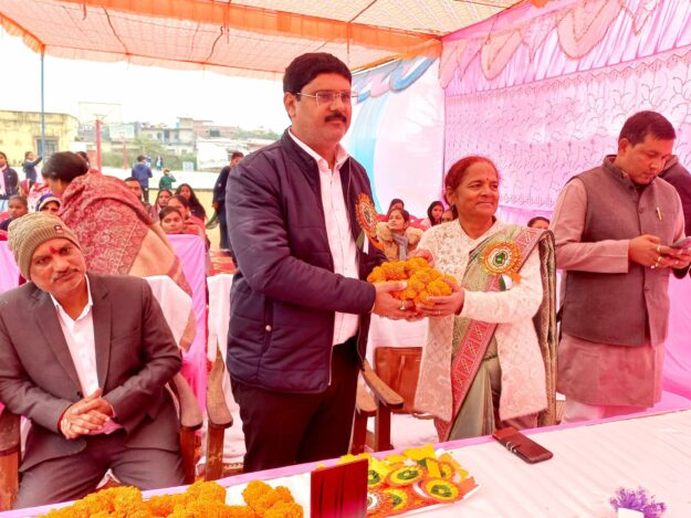 राजकीय बालिका इंटर कॉलेज नौतनवा: विधायक ने बढ़ाया छात्राओं का उत्साह, पुष्प वर्षा कर किया सम्मान 3 राजकीय बालिका इंटर कॉलेज नौतनवा: विधायक ने बढ़ाया छात्राओं का उत्साह, पुष्प वर्षा कर किया सम्मान