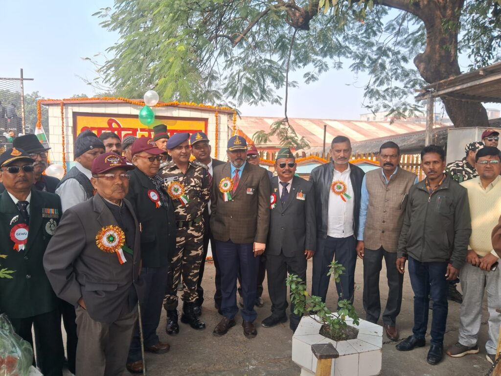 विजय दिवस पर नौतनवा में शहीदों को श्रद्धांजलि, पूर्व सैनिकों ने निकाला विशाल जुलूस