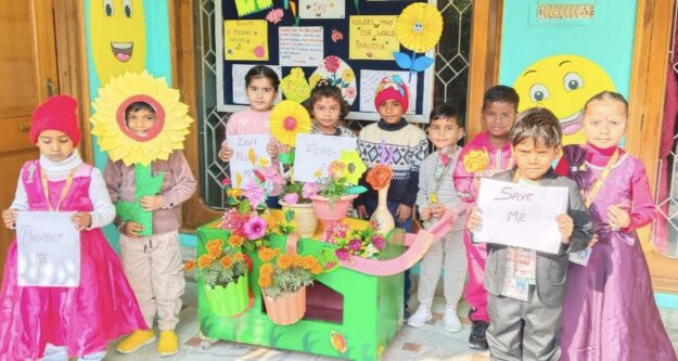 फ्लावर्स डे पर खिला बचपन : नौतनवा के बचपन स्कूल में बच्चों ने सीखा फूलों का महत्व