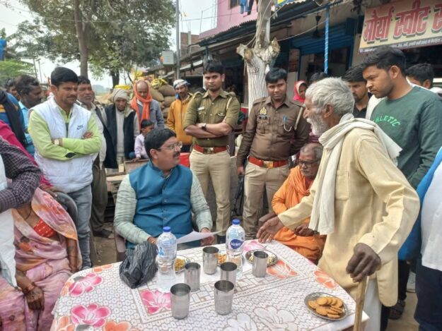 नौतनवा विधायक ने जन चौपाल में सुनीं समस्याएं, किए कंबल वितरित