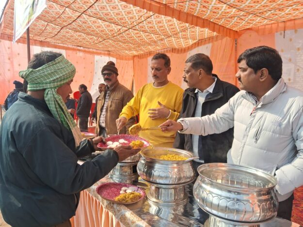 नौतनवा में खिचड़ी परोस कर चेयरमैन ने दी सामाजिक समरसता का संदेश