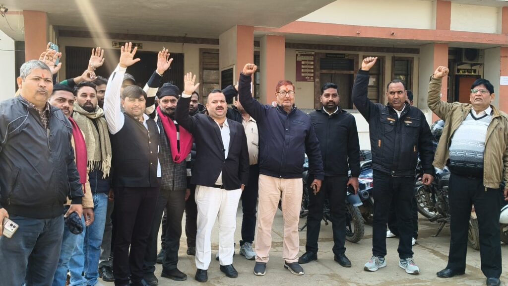 नौतनवा के आक्रोशित अधिवक्ताओं का तहसील गेट पर प्रदर्शन