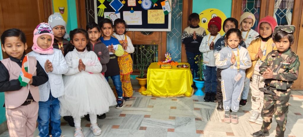 नौतनवा: बचपन स्कूल में बसंत पंचमी व गणतंत्र दिवस हर्षोल्लास के साथ मनाया गया