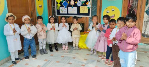 नौतनवा: बचपन स्कूल में बसंत पंचमी व गणतंत्र दिवस हर्षोल्लास के साथ मनाया गया