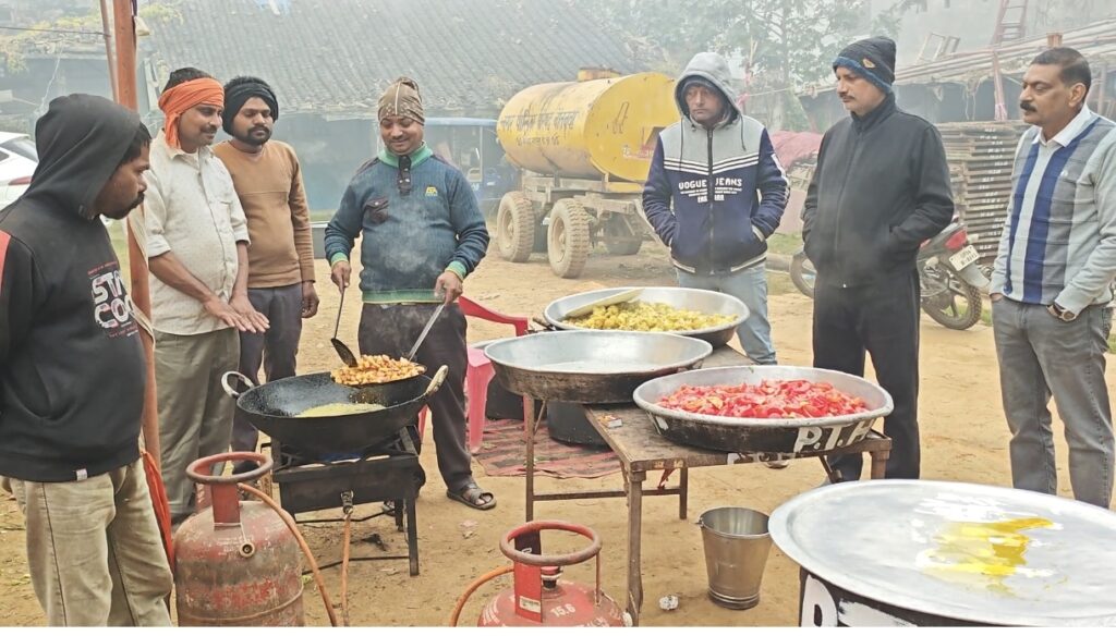 नौतनवा में श्रद्धा व उत्साह के साथ नगर अध्यक्ष के नेतृत्व में जगह-जगह खिचड़ी सहभोज