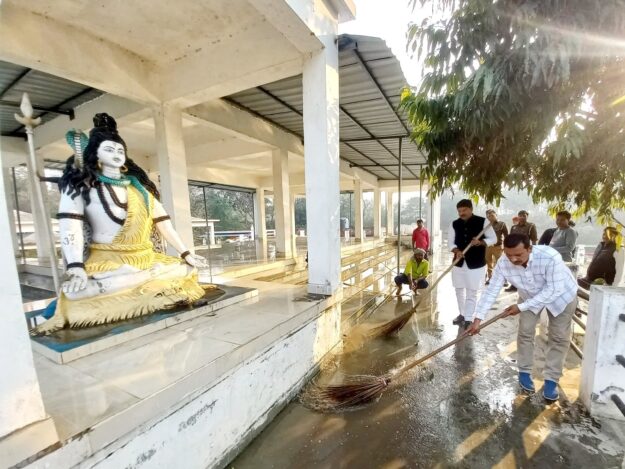महाशिवरात्रि पूर्व संध्या पर दोमुहान घाट पहुंचे विधायक ऋषि त्रिपाठी, चलाया स्वच्छता अभियान
