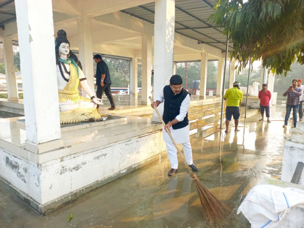 महाशिवरात्रि पूर्व संध्या पर दोमुहान घाट पहुंचे विधायक ऋषि त्रिपाठी, चलाया स्वच्छता अभियान