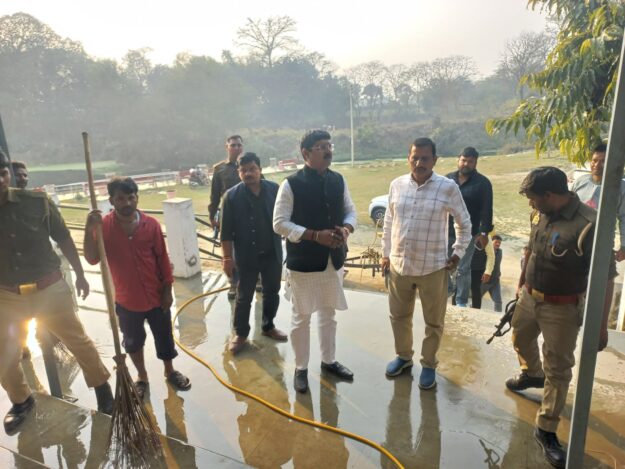 महाशिवरात्रि पूर्व संध्या पर दोमुहान घाट पहुंचे विधायक ऋषि त्रिपाठी, चलाया स्वच्छता अभियान