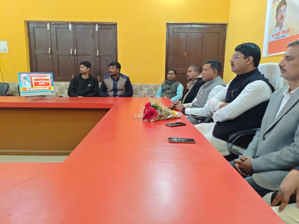 नौतनवा नगर पालिका सभागार में विधायक ऋषि त्रिपाठी ने अध्यक्ष व प्रमुख संग देखा बजट भाषण